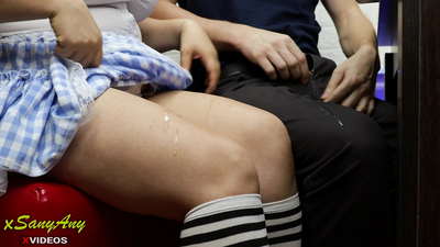 Երիտասարդ աշակերտուհին շտապում է դասընկերոջ մոտ՝ տնային առաջադրանքների համար-xsanyAny